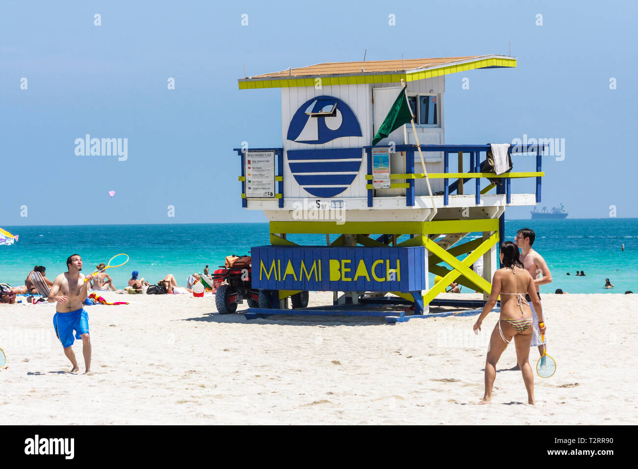 Miami Beach Florida, Atlantic Ocean Water Lifeguard Stand, Turm, Öffentlichkeit, Sicherheit, Sand, Küste, Erwachsene Erwachsene Erwachsene Mann Männer männlich, Frau Frauen weibliche Dame, spielen, b Stockfoto