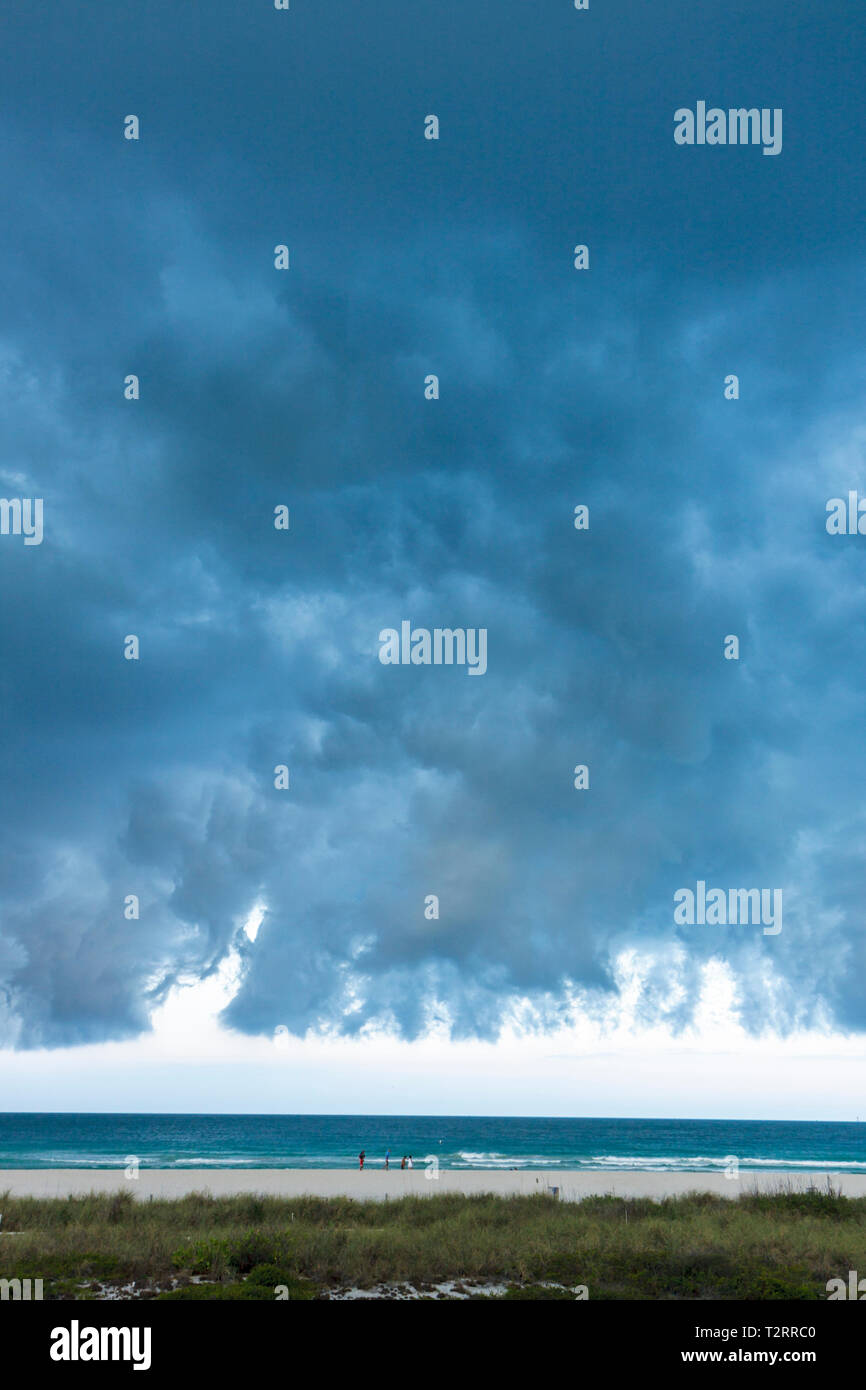 Miami Beach Florida, Atlantischer Ozean, Wasser, Kaltfront, Wetter, Sturm, stürmisch, grau, Wolken, bewölkt, bedrohlich, ominös, dunkler Himmel, FL090417030 Stockfoto