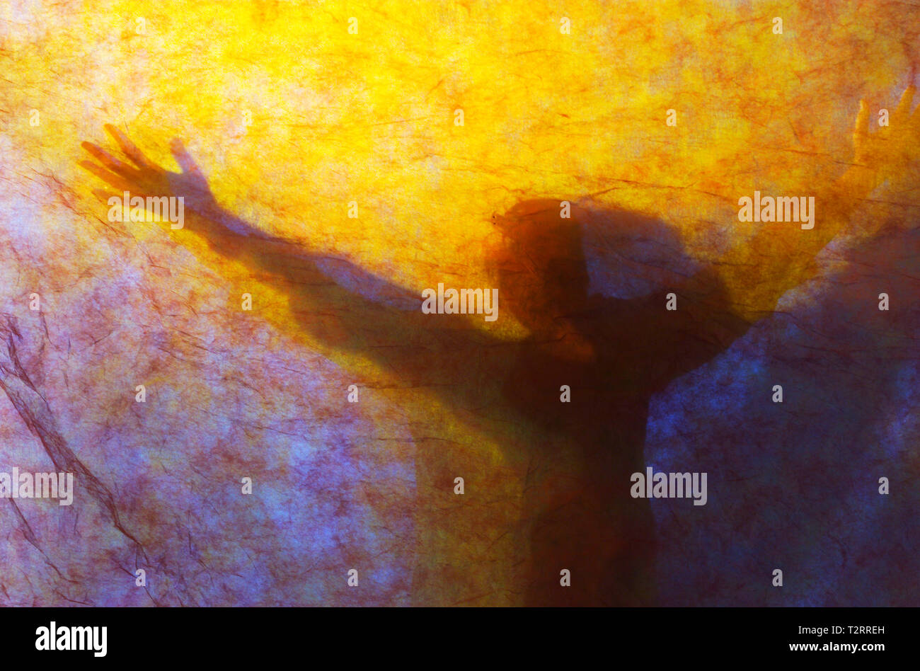 Silhouette einer Frau hinter einem Bildschirm von texturierten und farbiges Papier Stockfoto