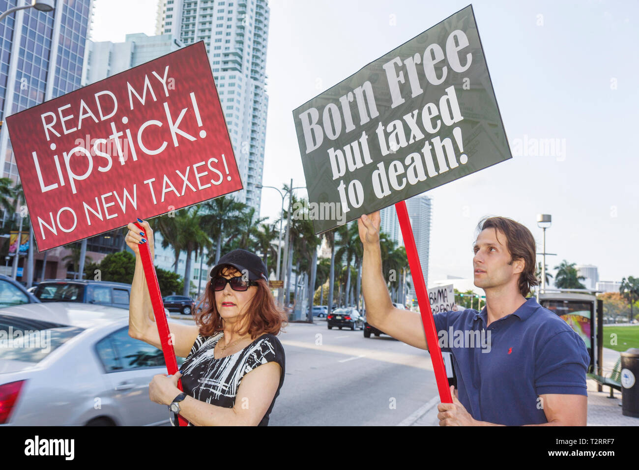 Miami Florida, Biscayne Boulevard, TEA Tax Party, Protest, Anti, Regierung, Republikanische Partei, Recht, Zeichen, Protestler, Redefreiheit, Meinung, Widerspruch, Frau weiblich Stockfoto