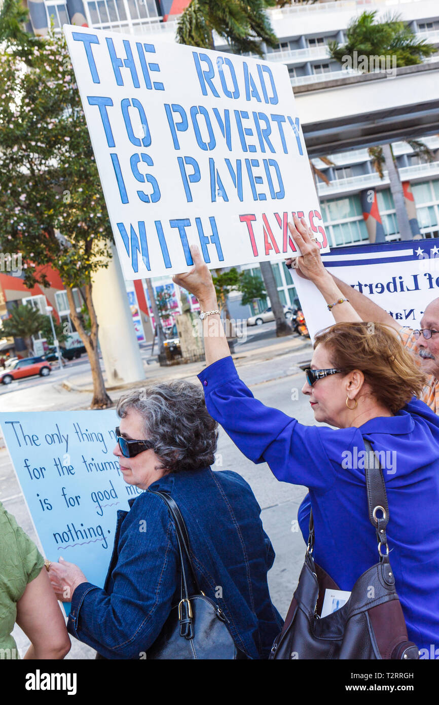 Miami Florida, Biscayne Boulevard, TEA Tax Party, Protest, Anti, Regierung, Republikanische Partei, Recht, Zeichen, Protestler, Redefreiheit, Meinung, Widerspruch, Frau weiblich Stockfoto