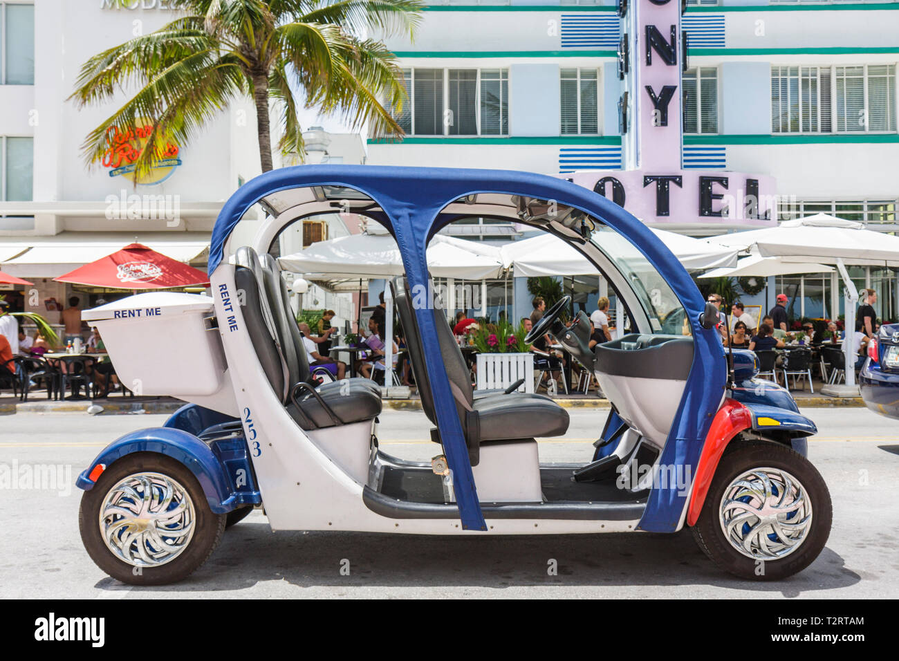 Miami Beach Florida, Ocean Drive, Elektroauto, selbstgeführte Tour, Vermietung, Miete, computergeführtes sprechendes Auto, Null Emission, grün, Klimaveränderungslage der globalen Erwärmung Stockfoto