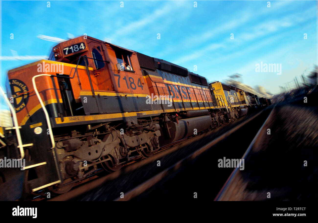 Diesel Lokomotive zieht eine lange Reihe von Güterwagen Stockfoto