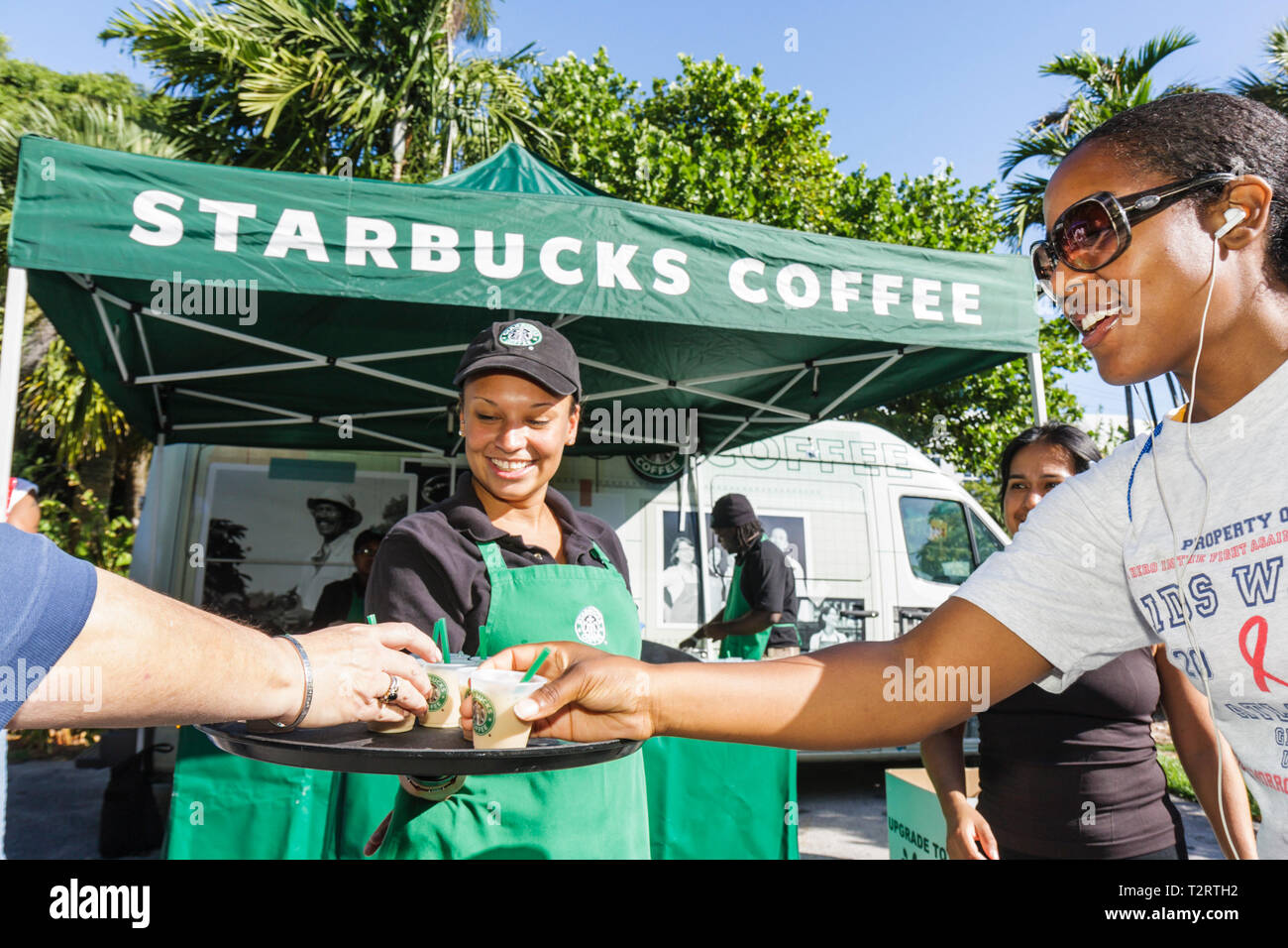 Miami Beach Florida, AIDS Walk Miami, kostenlose Musterbeispiele, Produkt, Café, Starbucks, Kaffee, Barista, globales Unternehmen, Zelt, Branding, Firmensponsor, Black Wom Stockfoto
