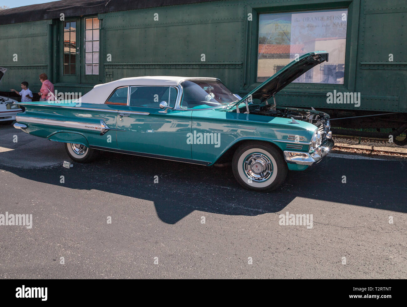 Naples, Florida, USA - März 23,2019: Blau 1960 Chevrolet Impala Cabrio auf der 32. jährlichen Neapel Depot Classic Car Show in Naples, Florida. Bearbeiten Stockfoto