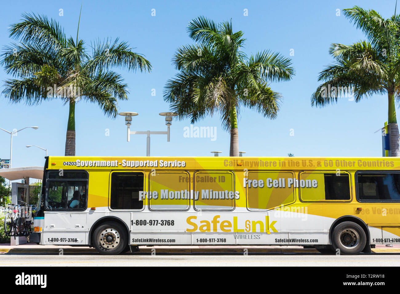 Miami Beach Florida, Metrobus, Bus, Bus, Nahverkehr, grafische Anzeige, Fahrzeugverpackung, Werbung, Safelink Wireless, FL090424092 Stockfoto