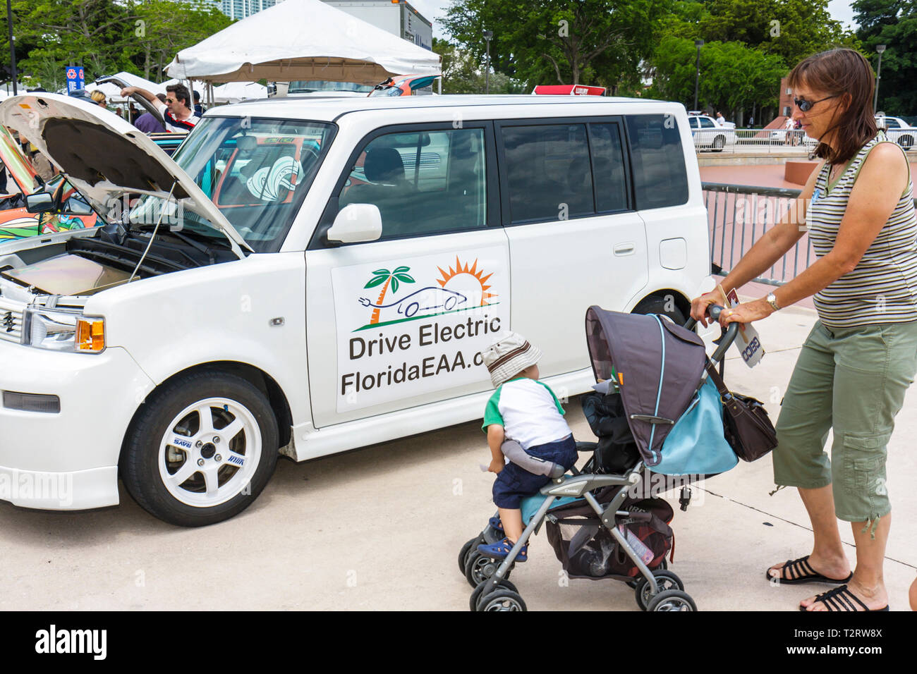Miami Florida, Bayfront Park, Miami Dade, Miami Goin' Green, umweltfreundlich, umweltfreundliches Event, Aussteller, EV-Projekt, Elektrofahrzeug, Autos, alternativer Kraftstoff, Eart Stockfoto
