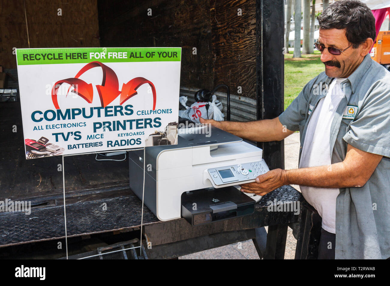 Miami Florida, Bayfront Park, Miami Dade, Miami Goin' Green, Feier des Erdtages, umweltfreundlich, umweltfreundliches Ereignis, Recycling, Technologie, Recyclingstation, lateinamerikanisches Latein Stockfoto