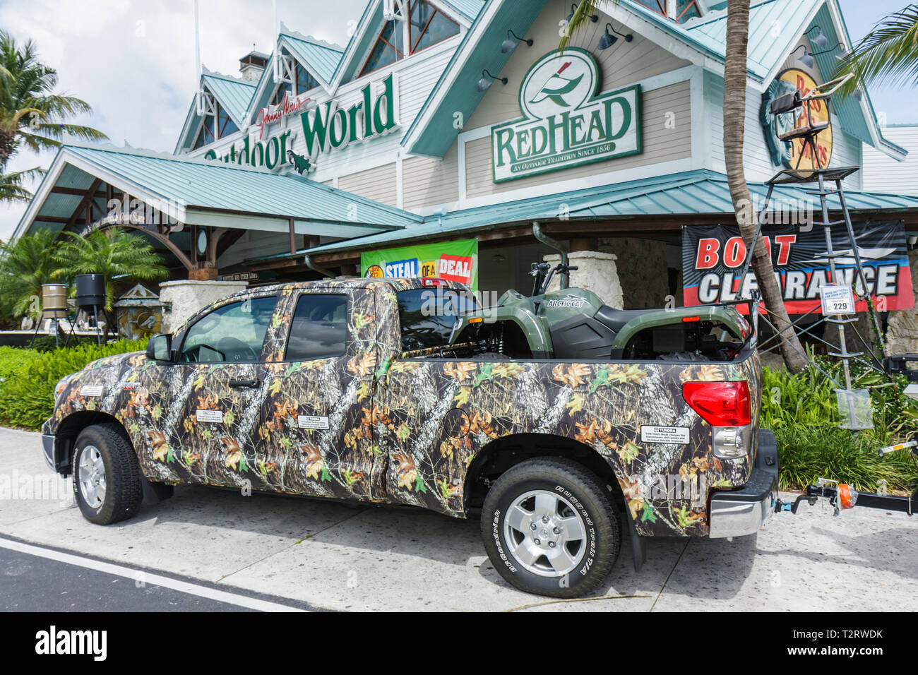 Florida Fort Ft. Lauderdale, Bass Pro Shops, Outdoor World, Pickup Truck, Custom Wrap, Wald Camouflage, Artic Katze Katzen, ATV, Geländewagen, Sport gehen Stockfoto