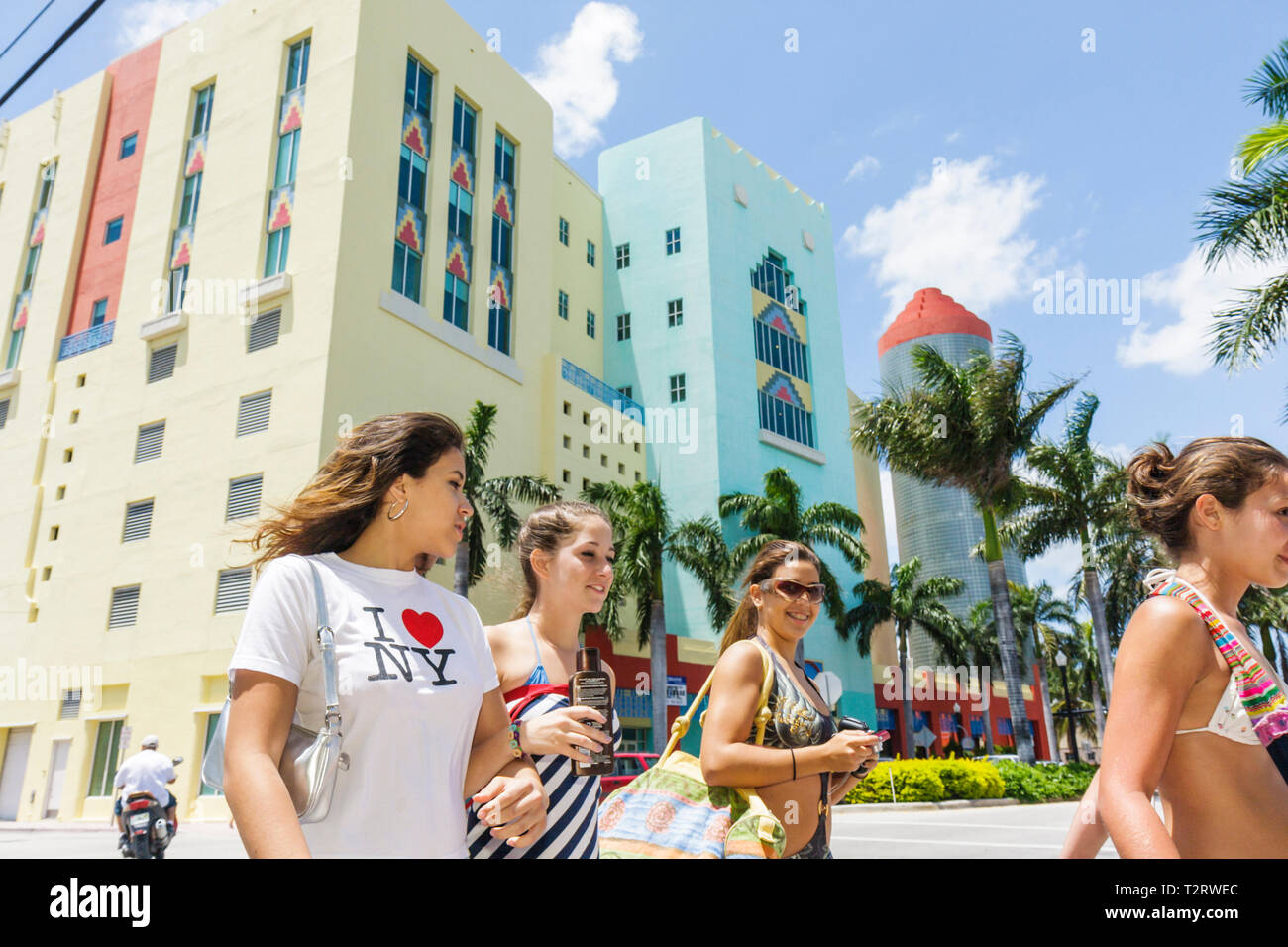 Miami Beach Florida, Washington Avenue, Glasblock Tower 404 Washington Avenue Gebäude, Frauen, junge Erwachsene, Gruppe, Freunde, Strandgänger, Badeanzug, Wandern, Stockfoto