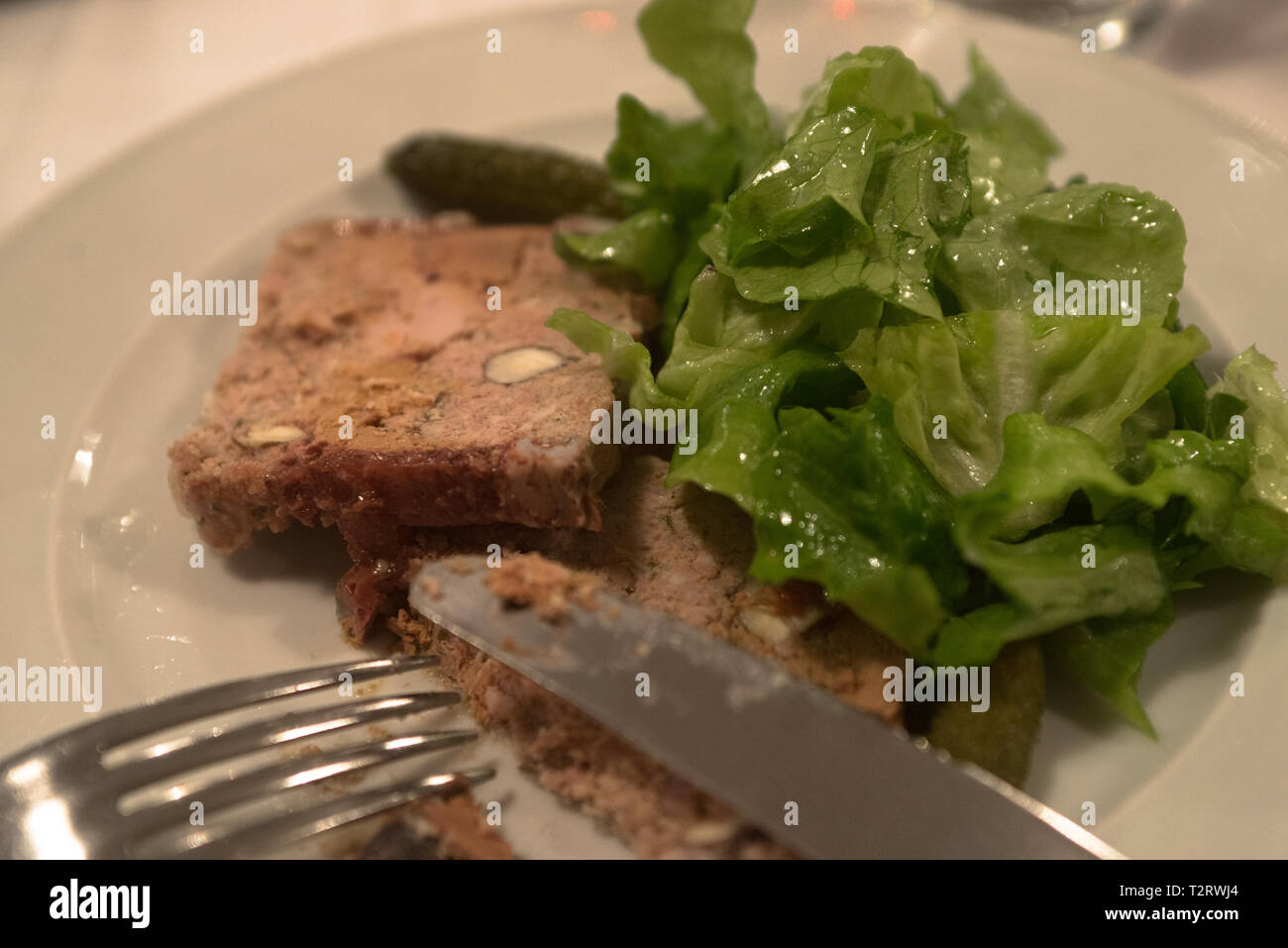 Stück Paté auf einem Teller mit grünen im Restaurant Paris Stockfoto