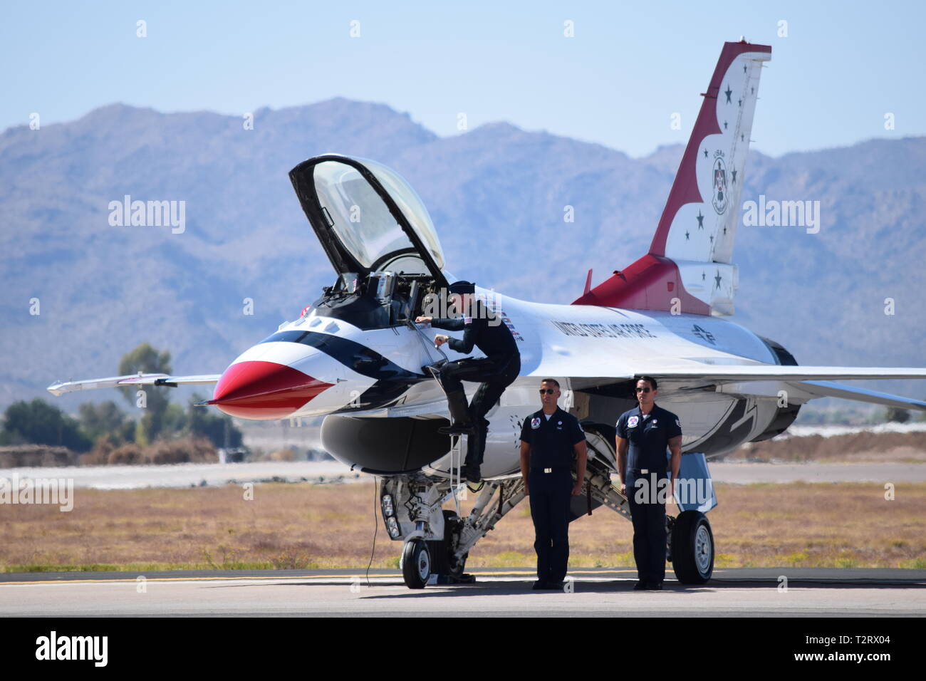 Die Air Force Thunderbirds und die Erholung von Pearl Harbor Bombardierung findet auf einer Flugshow in Arizona Stockfoto