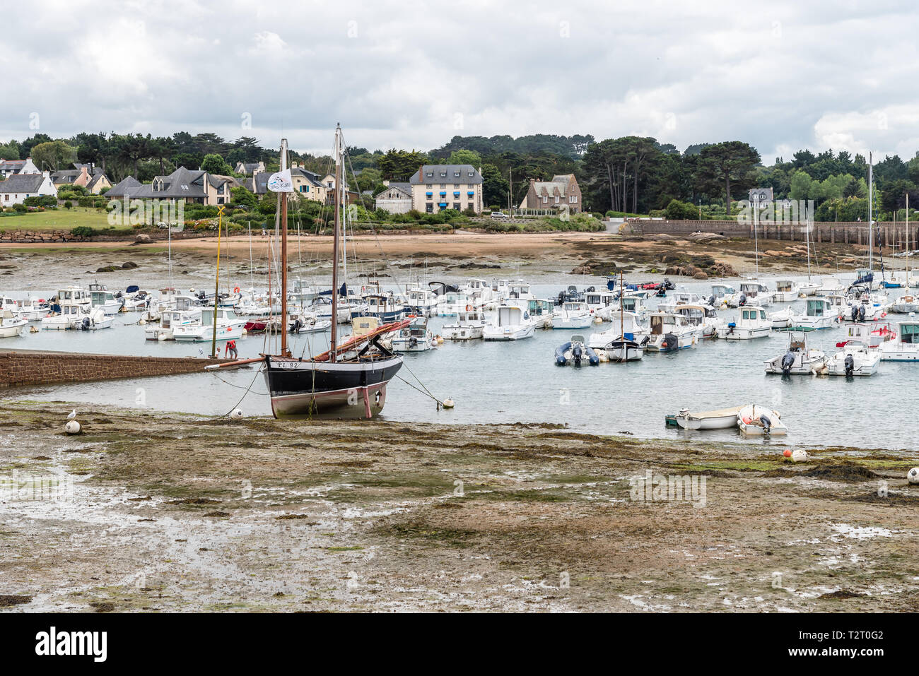 Perros-Guirec, Frankreich - 30. Juli 2018: Ebbe am Strand von Saint-Guirec in der Bretagne Stockfoto