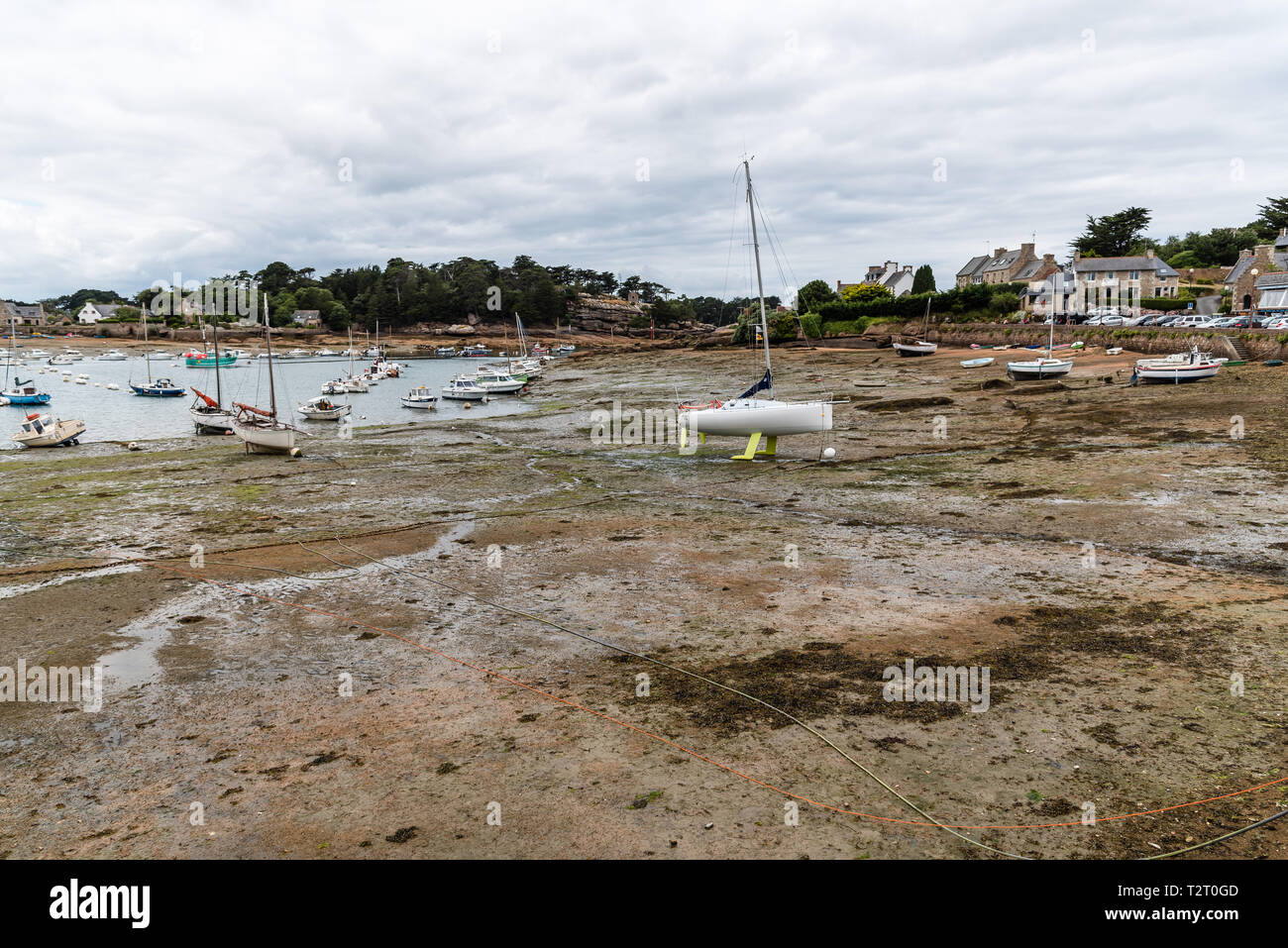 Perros-Guirec, Frankreich - 30. Juli 2018: Ebbe am Strand von Saint-Guirec in der Bretagne Stockfoto