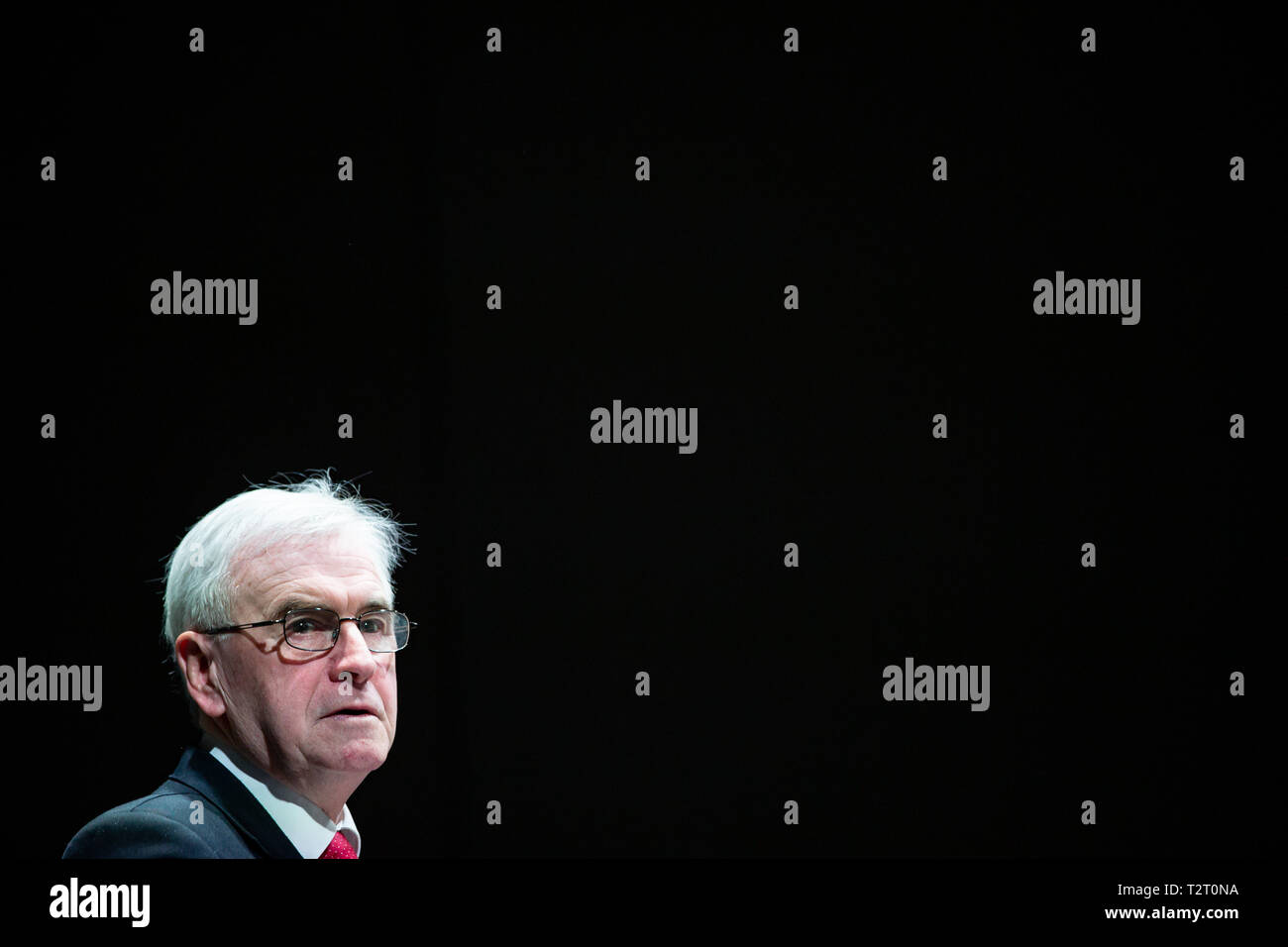 Shadow Schatzkanzler John McDonnell, gibt eine Rede zu Unternehmen, die Staats- und Regierungschefs auf dem Bloomberg europäischen Hauptsitz in London. Stockfoto