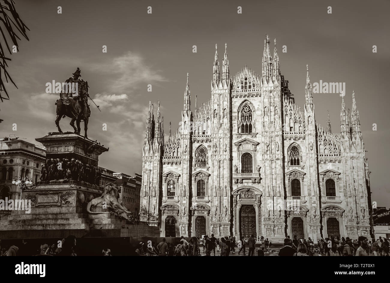Zentraler Platz in Mailand, Piazza del Duomo. keine Farbe. Sepia. Stockfoto