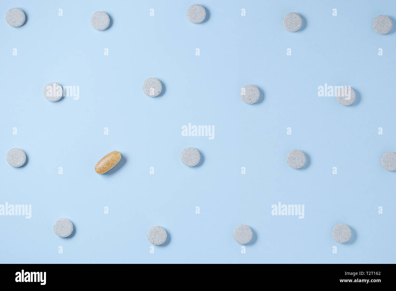 Pillen Muster auf Blau pastellfarbenen Hintergrund, Ansicht von oben. Medikamente und verschreibungspflichtige Pillen Hintergrund Stockfoto