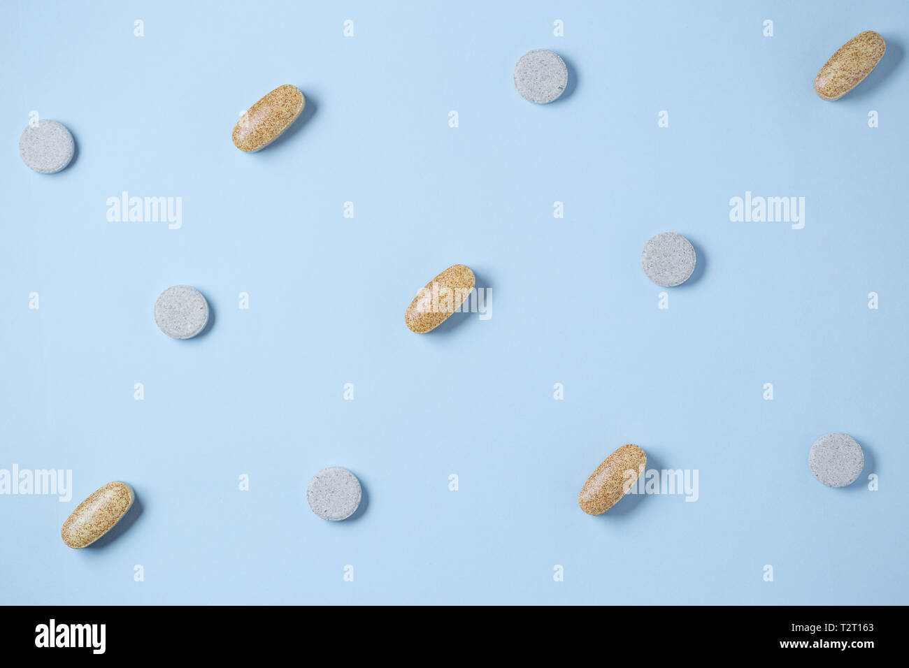 Pillen Muster auf Blau pastellfarbenen Hintergrund. Medikamente und verschreibungspflichtige Pillen Hintergrund Stockfoto