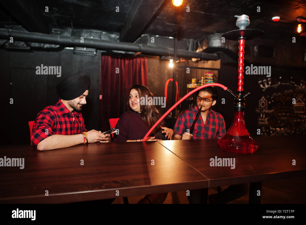 Gruppe Von Indischen Freunden In Der Lounge Bar Sitzen Rauchen Shisha Und In Ruhe Stockfotografie Alamy