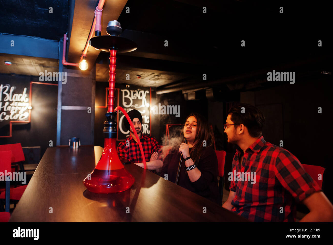 Gruppe Von Indischen Freunden In Der Lounge Bar Sitzen Rauchen Shisha Und In Ruhe Stockfotografie Alamy