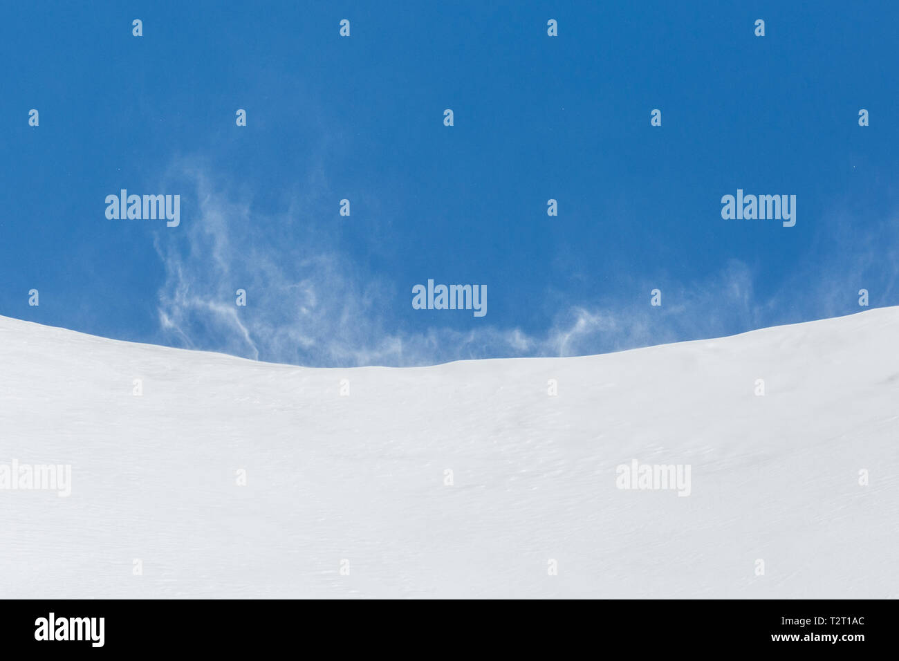 Natürliche starke Squall wirbelnden Schnee in den Bergen, blauen Himmel Stockfoto