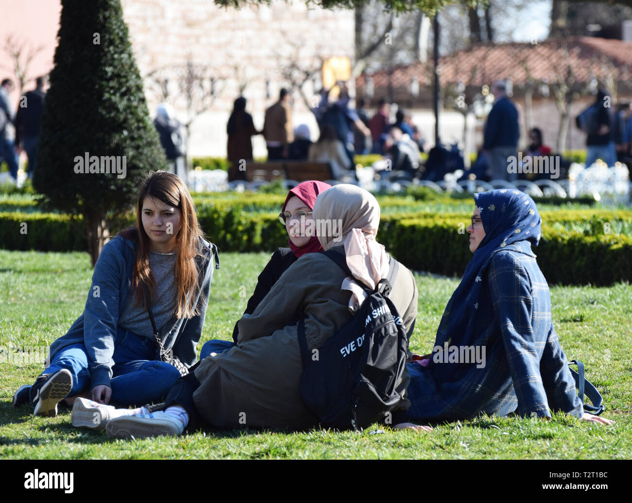 Vier junge muslimische Frauen im Park Stockfoto