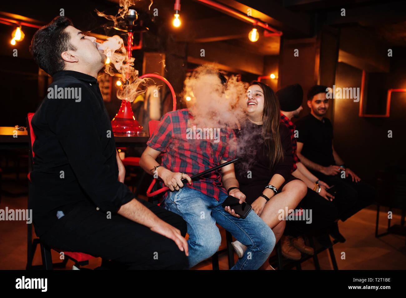 Gruppe Von Indischen Freunden In Der Lounge Bar Sitzen Rauchen Shisha Und In Ruhe Stockfotografie Alamy
