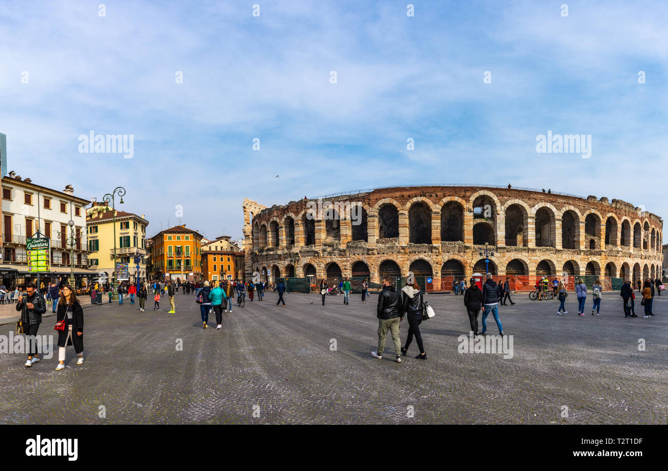 Die Piazza Bra in Verona mit dem Römischen Amphitheater Arena, Italien Stockfoto