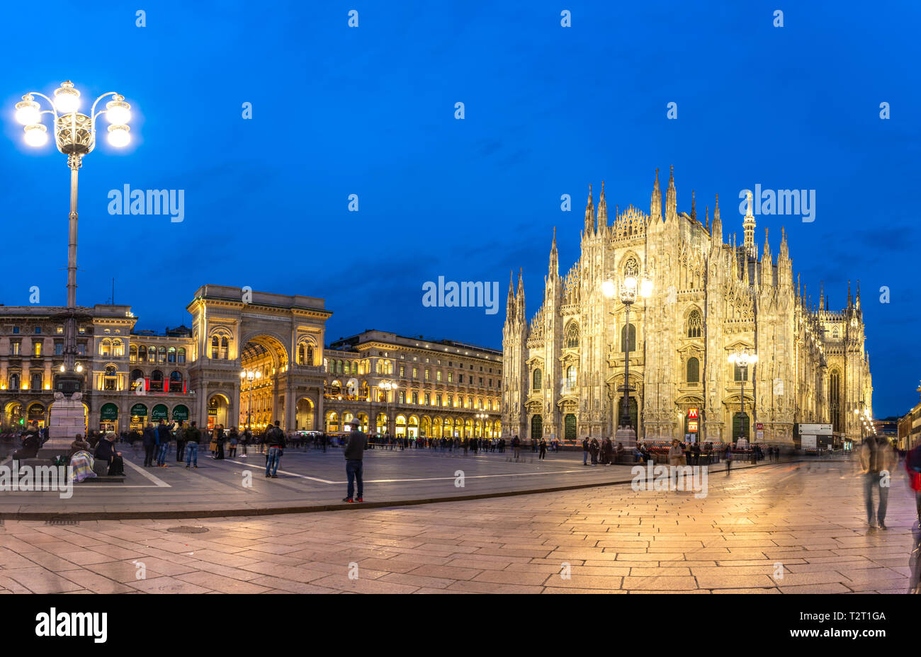Piazza Duomo mit Menschen und Touristen und blauer Himmel in Mailand, Italien Stockfoto