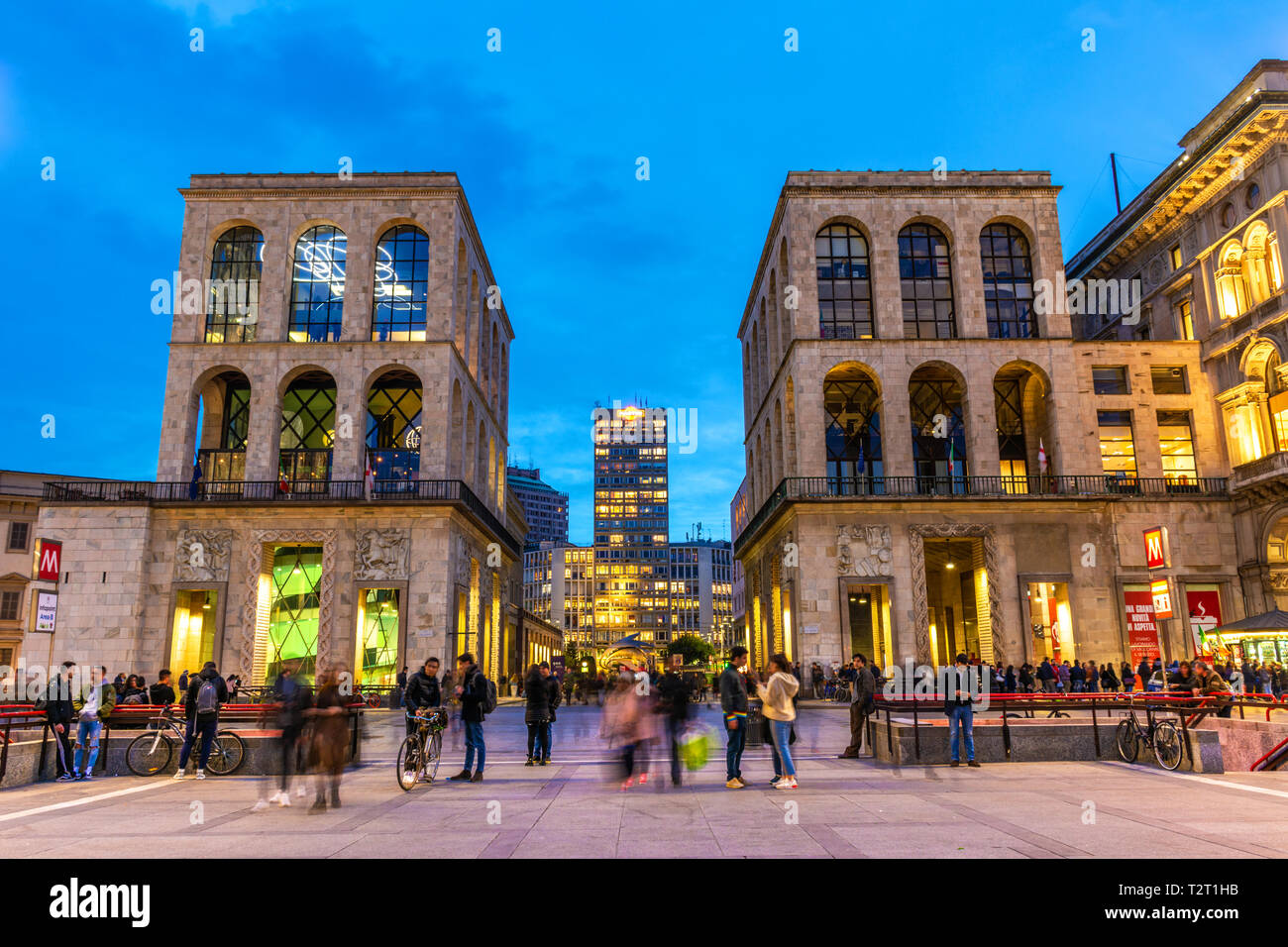 Die Piazza del Duomo in Mailand bei Sonnenuntergang, Italien Stockfoto