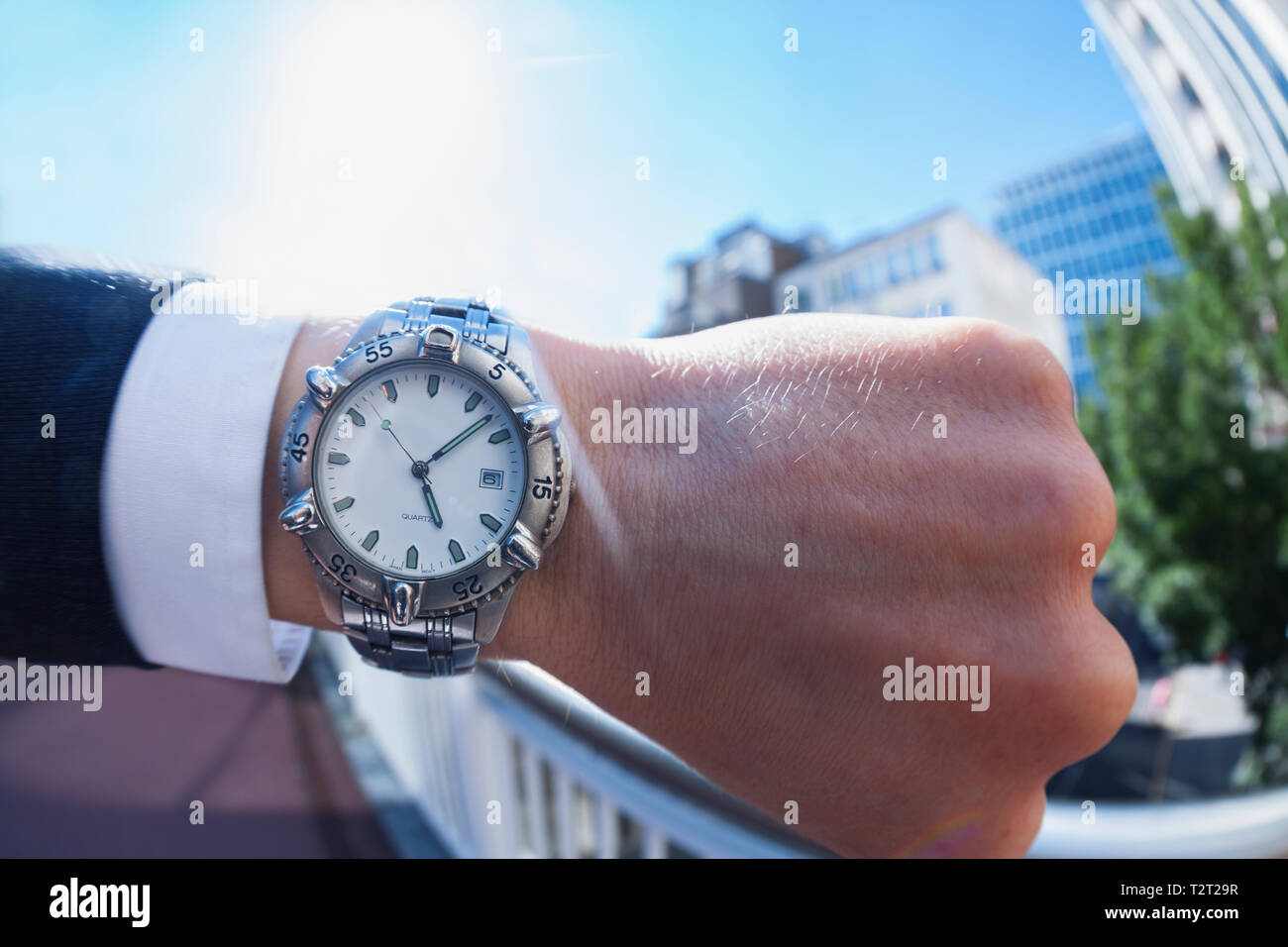 Persönliche Perspektive einer kaukasischen Geschäftsmann auf seine Armbanduhr suchen Stockfoto