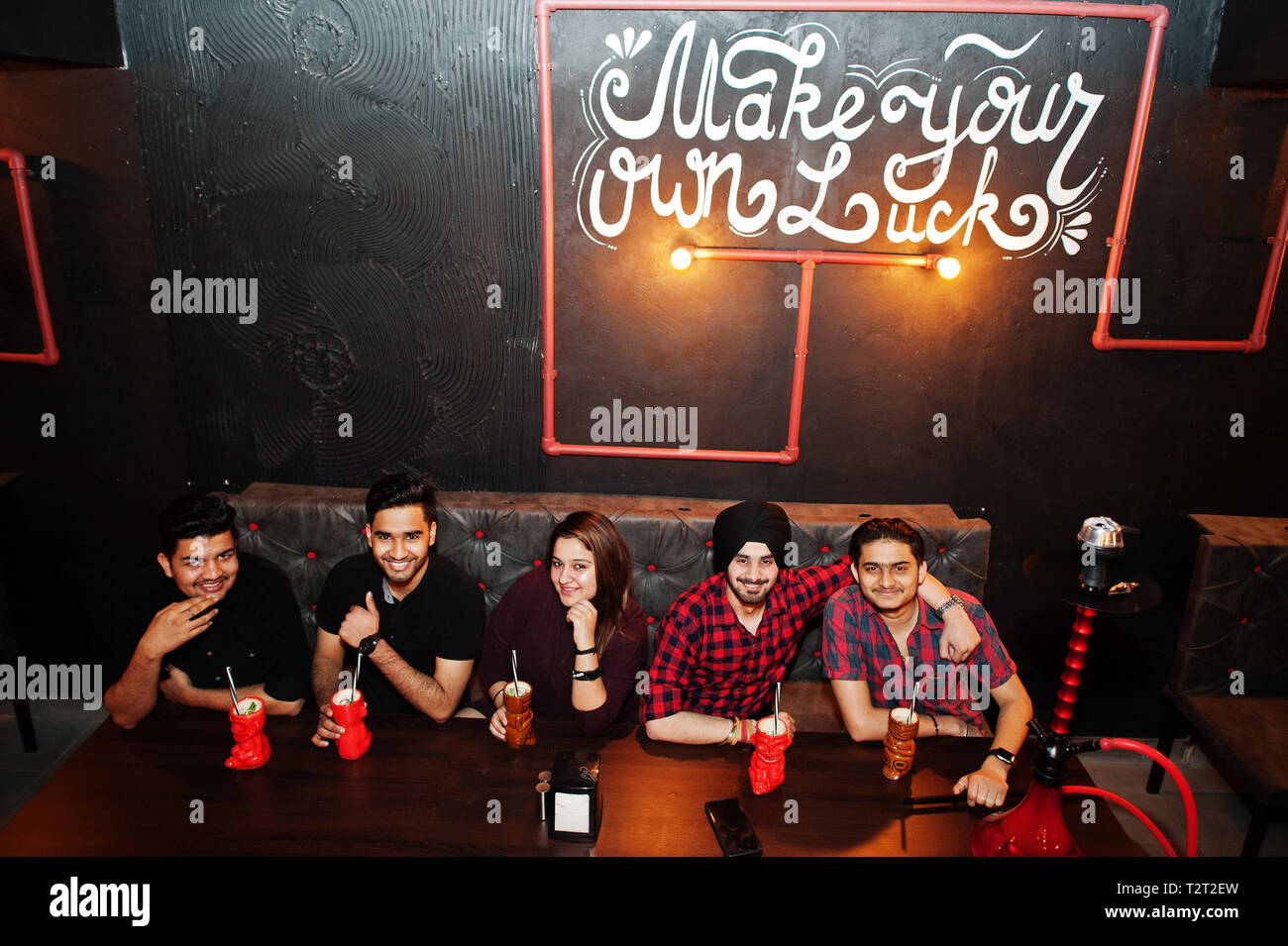 Bilden Sie Ihr Eigenes Gluck Gruppe Von Indischen Freunden Spass Und Erholung In Der Nacht Club Cocktails Trinken Und Shisha Rauchen Stockfotografie Alamy