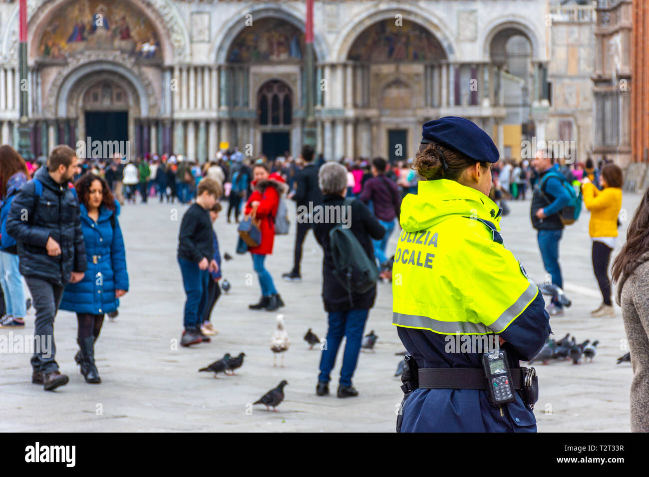 Die italienische Polizei an der Piazza San Marco. Venedig Stockfoto