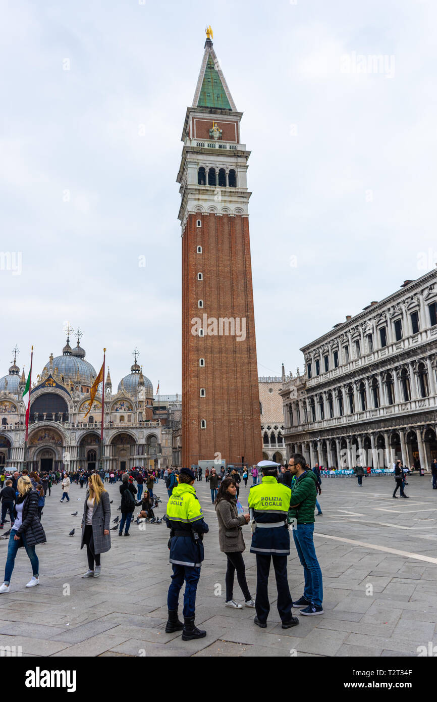 Die italienische Polizei an der Piazza San Marco. Venedig, Italien Stockfoto