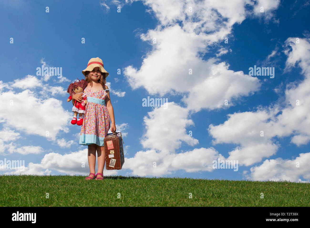Pre teen kaukasischen girl Holding vintage Koffer auf einem Hügel Stockfoto