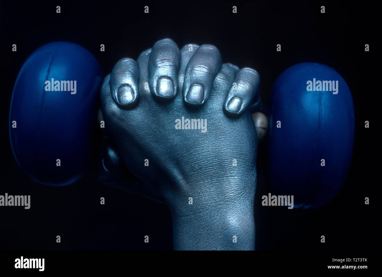 Nahaufnahme der gekreuzten Hände halten eine Hantel (Bodypainting) Stockfoto