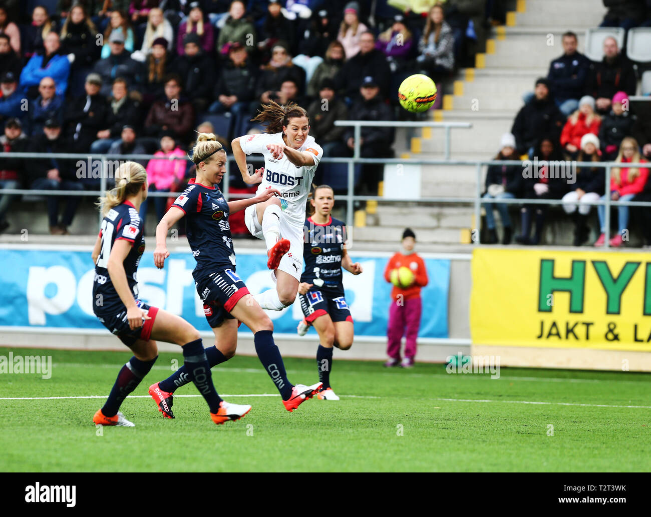 LINKÖPING 20161009 Linköpings FC tog ett avgörande Steg mot klubbens Andra SM-Titel efter seger 1 - 0 i seriefinalen mot regerande mästarna FC Rosengård. Bilden: Rosengård Lotta Schelin mot LFC: s Nr3 Janni Arnth. Foto Jeppe Gustafsson Stockfoto