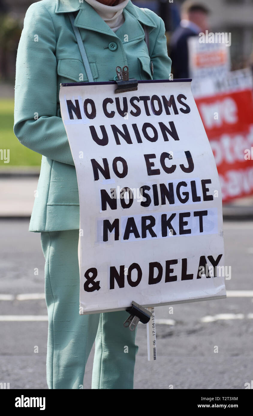 Ein pro Brexit Demonstrant in London außerhalb der britischen Häuser des Parlaments befürworten das Vereinigte Königreich die EU ohne ein Abkommen verlassen (Absturz) Stockfoto