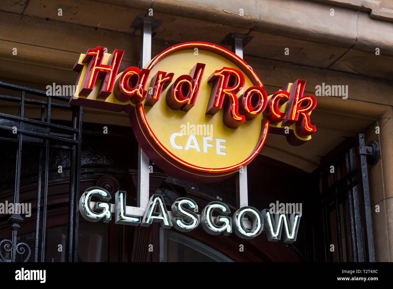 Ein Schild über dem Eingang zum Hard Rock Café Restaurant in der Buchanan Street im Stadtzentrum von Glasgow, Schottland, Großbritannien Stockfoto