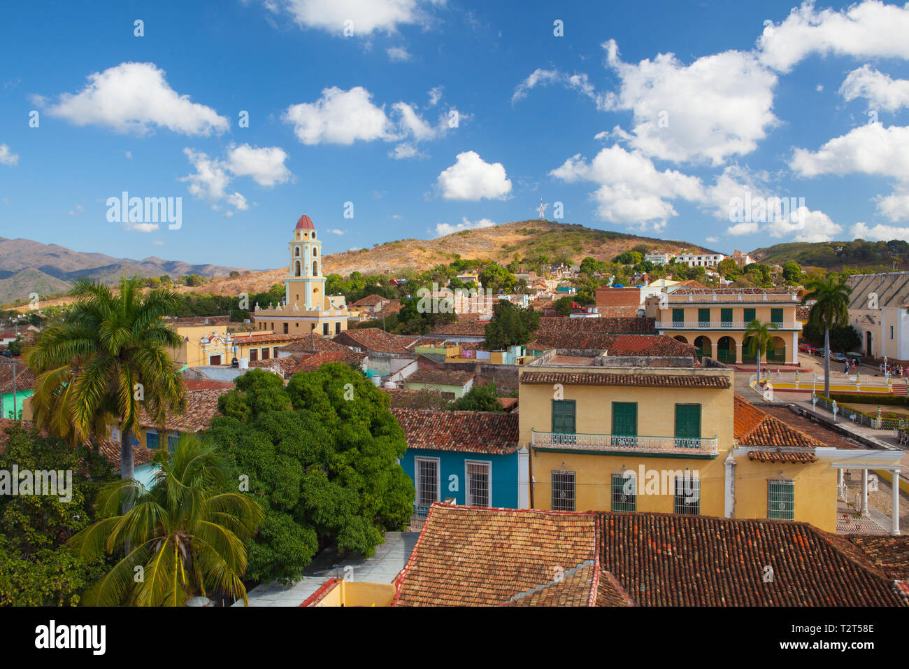 Blick vom Dach auf die Straße in Trinidad, Kuba. Kolonialen Gebäuden Trinindad, Kuba. Grand barocken und neoklassischen Gebäude zeigen, was das Leben in Kuba Stockfoto