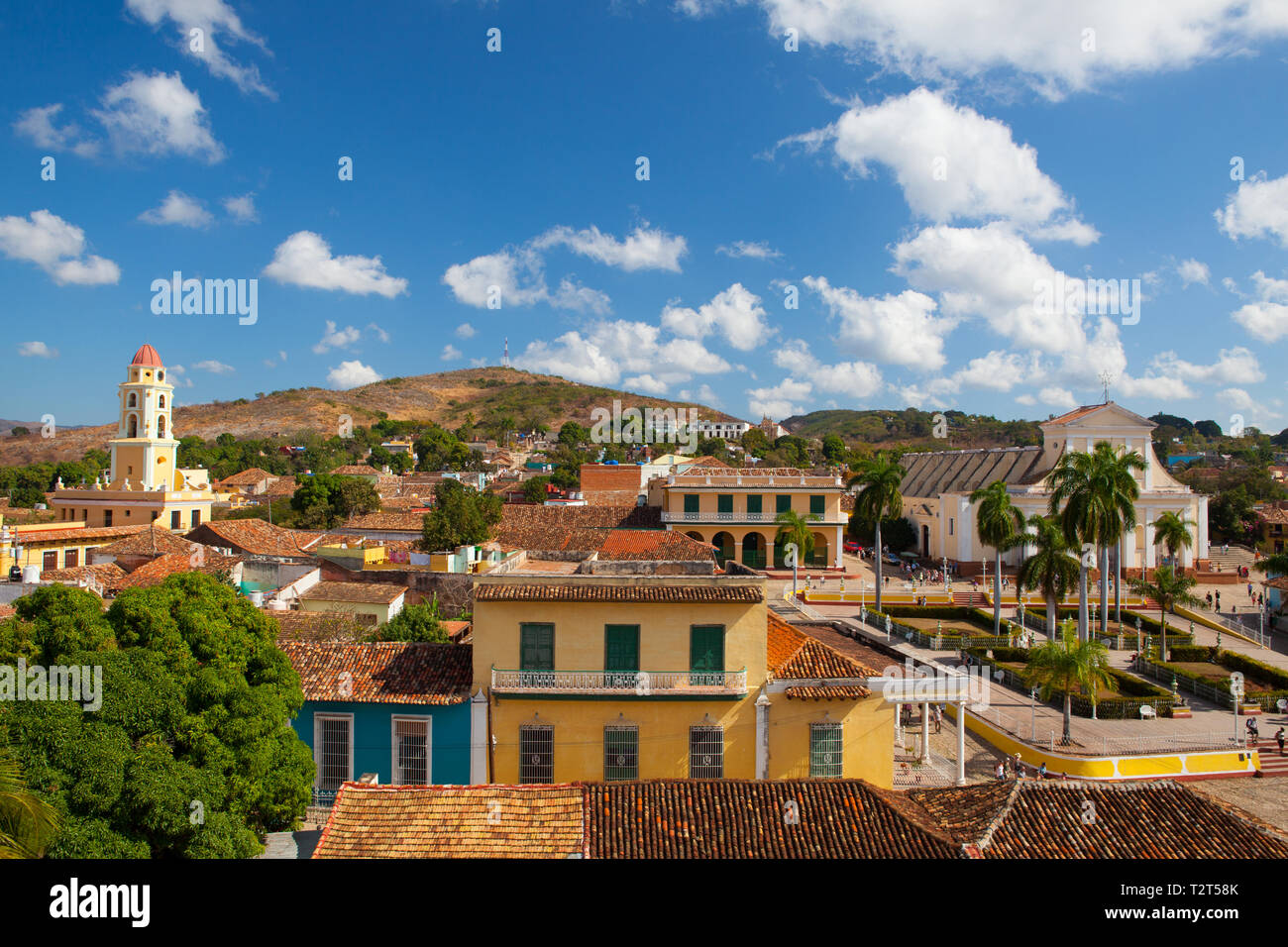 Blick vom Dach auf die Straße in Trinidad, Kuba. Kolonialen Gebäuden Trinindad, Kuba. Grand barocken und neoklassischen Gebäude zeigen, was das Leben in Kuba Stockfoto