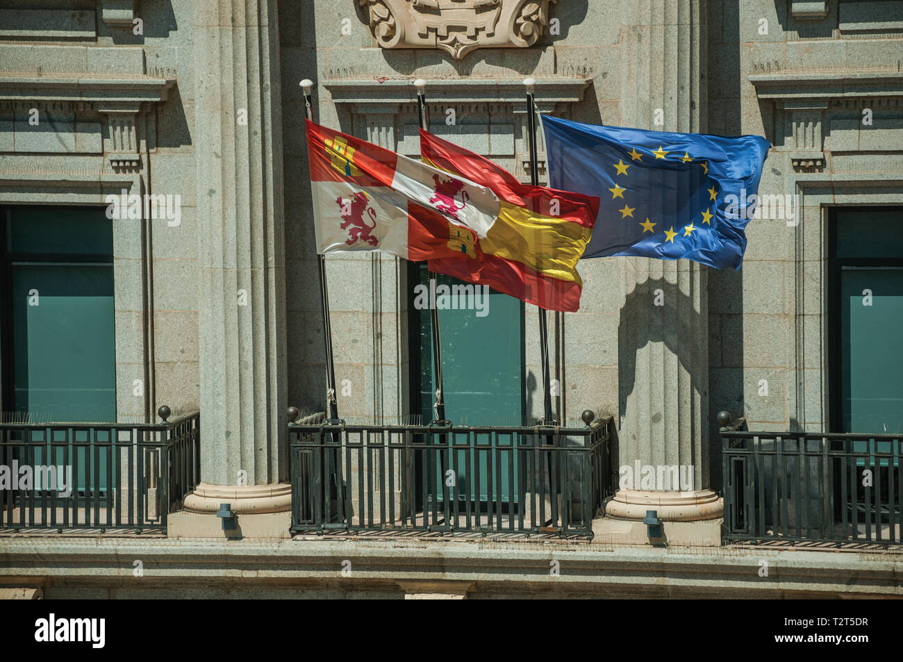 Flaggen von Kastilien und Leon, Spanien und die Europäische Gemeinschaft vor Gebäude in Avila. Mit einer imposanten Mauer rund um die gotische Stadt Zentrum in Spanien. Stockfoto