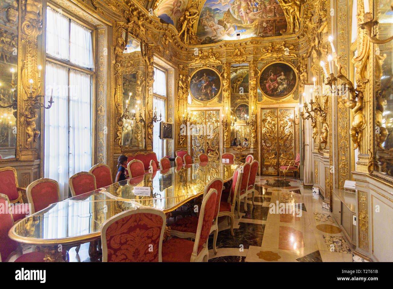 Genua, Italien - Oktober 14, 2018: Goldene Zimmer, Lorenzo De Ferrari. Innenraum des Palazzo Carrega Cataldi in Genua. Italien Stockfoto