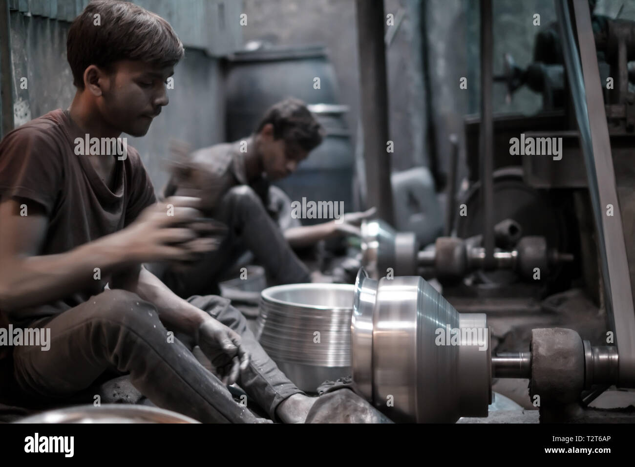 Die jungen Männer arbeiten in Aluminium Metall Workshops in Zinzira Bezirk, Dhaka, Bangladesch. Giftige Aluminium Staub herum, kein Schutz. Schalen Produktion. Stockfoto