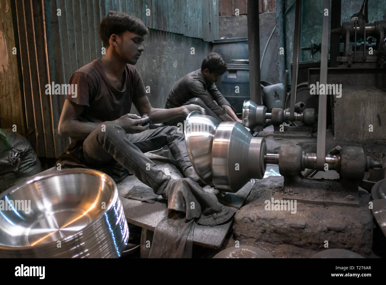 Die jungen Männer arbeiten in Aluminium Metall Workshops in Zinzira Bezirk, Dhaka, Bangladesch. Giftige Aluminium Staub herum, kein Schutz. Schalen Produktion. Stockfoto