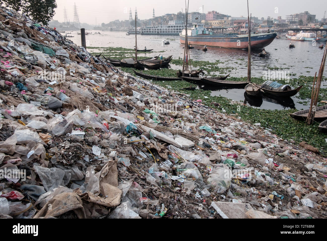 Haufen Müll auf der Bank des sehr verschmutzt Buriganga Fluss, Zinzira Bezirk, Keraniganj, Dhaka, Bangladesch. Stockfoto