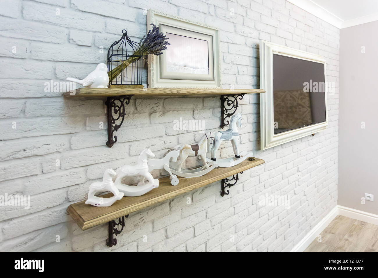 Inneneinrichtung Spielzeug White Dekorative Vogel In Der Nahe Von Cage Und Keramik Pferde In Teurer Innenausstattung Stockfotografie Alamy