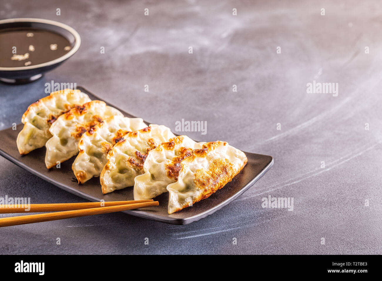 Gyoza oder Knödel Snack mit Sojasauce, selektiver Fokus, kopieren. Stockfoto