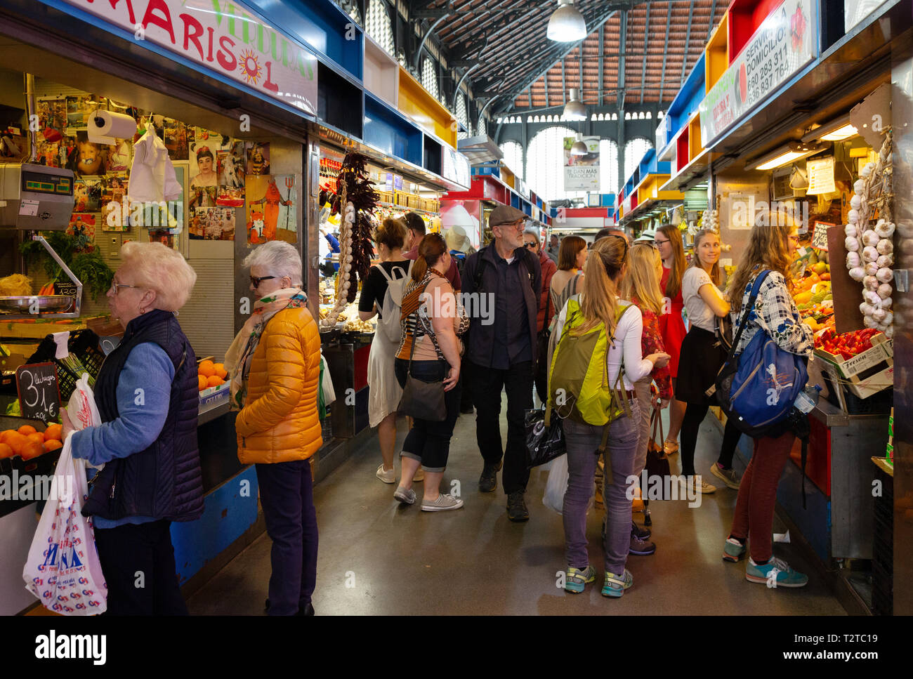 Leute, Shopping in Malaga Markthalle - eine traditionelle spanische überdachter Lebensmittelmarkt, aka Mercado Central de Atarazanas, Malaga, Andalusien, Spanien Stockfoto