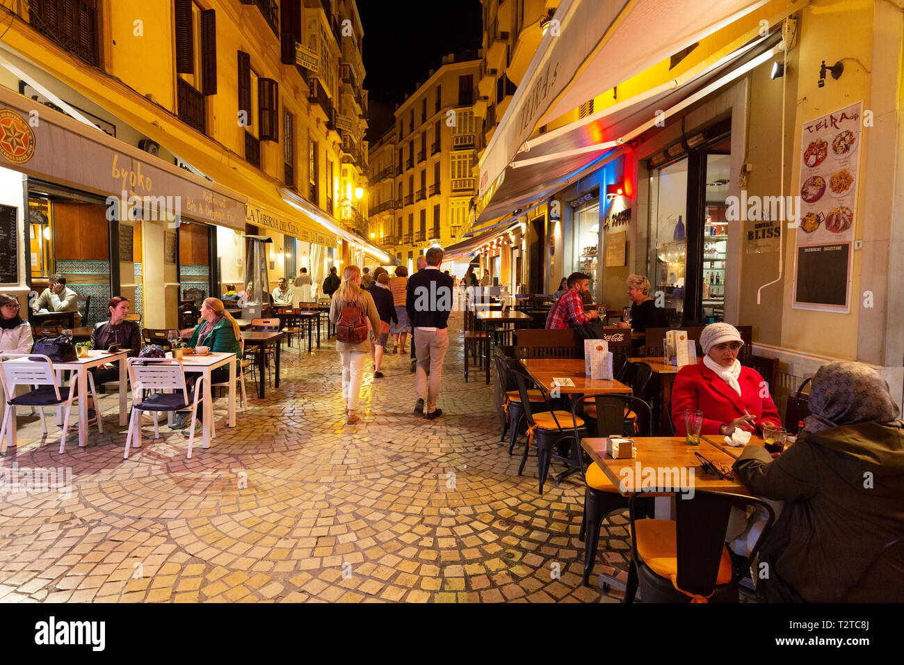 Malaga Restaurants - Straße mit Menschen sitzen in Restaurants Cafés und Tapas-Bars in der Nacht, die Altstadt von Malaga, Andalusien, Spanien Stockfoto